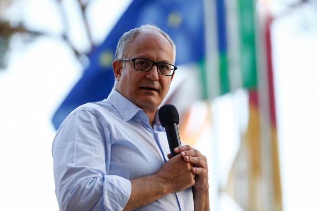 Elezioni Roma, candidato FdI con tatuaggio Dux. Gualtieri: "Michetti cosa fa?" 