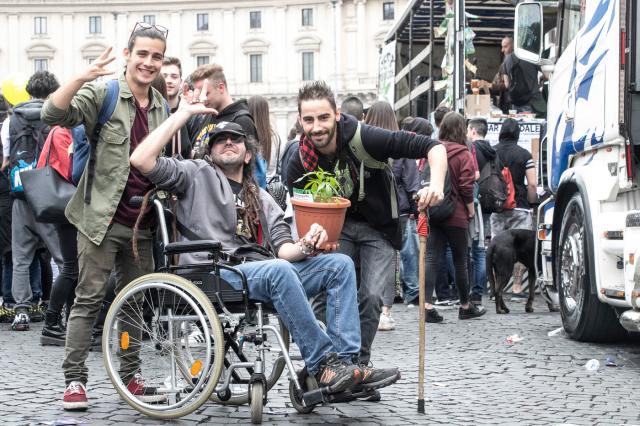 Referendum marijuana, al via la raccolta firme: 50mila prime 5 ore