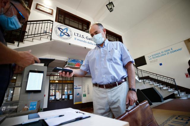 Green pass a scuola, il testimone: "Mio cognato morto dopo AstraZeneca, io costretto a fare il vaccino"