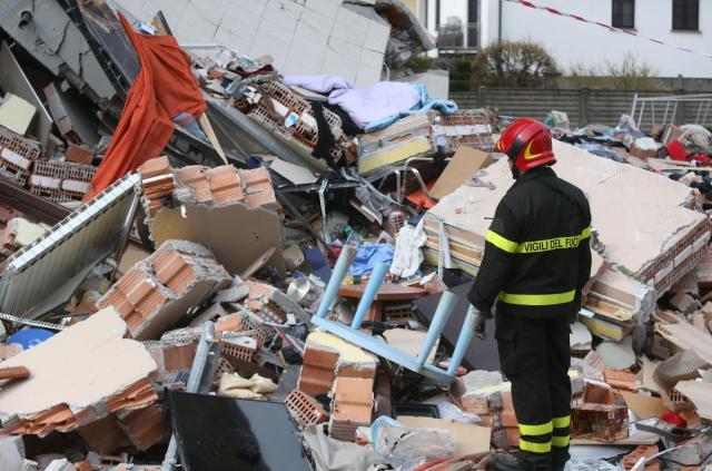 Roma, crolla palazzina dopo un'esplosione: feriti e dispersi