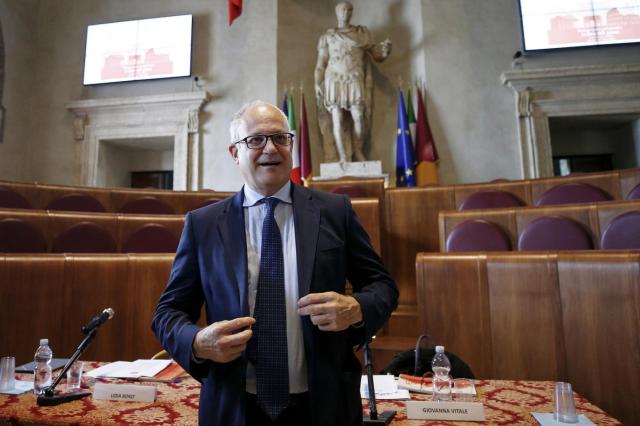 Elezioni Roma, Gualtieri esclude dalla corsa Raggi e Calenda: "Al ballottaggio con Michetti"