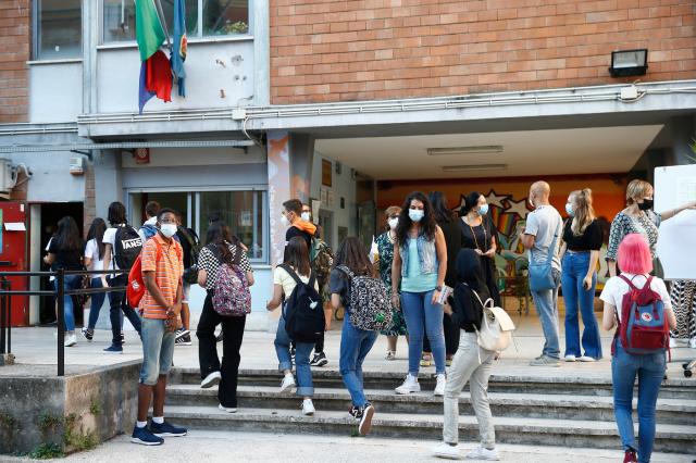 Scuola, positivi in aumento: pronte le "micro-bolle". E il Green pass?