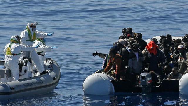 Migranti, oggi altri sbarchi in Italia: "Soccorsi in 39. Anche bimbo e donna svenuta"