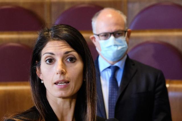 Elezioni Roma, Raggi incontra Gualtieri: "Ma io non do indicazioni di voto per ballottaggio"