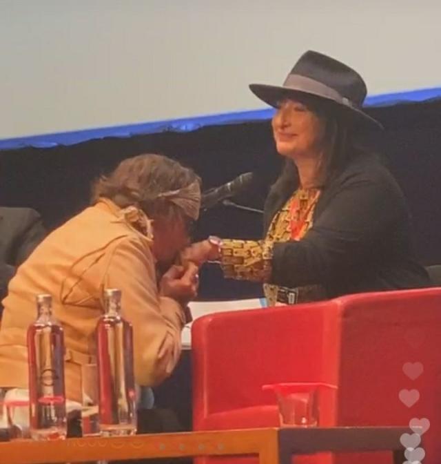 Johnny Depp show a Roma: baciamano alla traduttrice dopo un discorso infinito