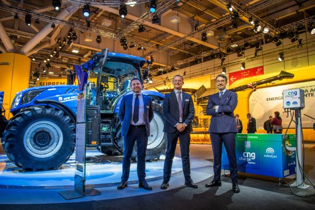 Snam4Mobility e New Holland presentano a EIMA il primo trattore a gas naturale e biometano 
