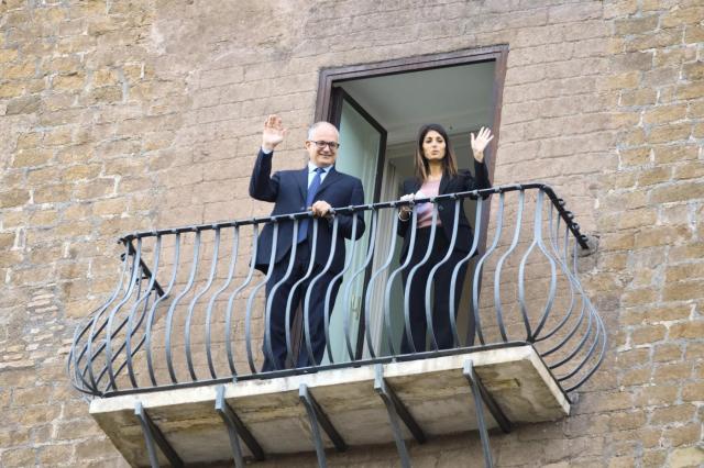 Roma, Raggi passa il testimone a Gualtieri. Il neo sindaco: "Sono onorato"