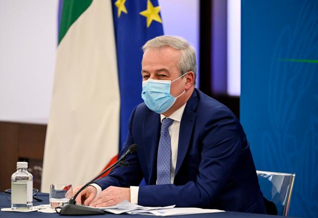 Vaccino Covid, Locatelli 'spaventa' gli italiani: "Possibile obbligo vaccinale" 