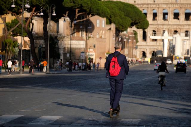 Monopattini elettrici, arriva la stretta: ecco le nuove regole 