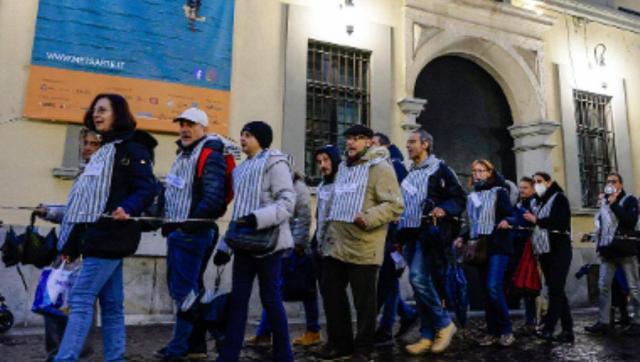 Novara, manifestanti No Green Pass vestiti da ebrei deportati: esplode la bufera