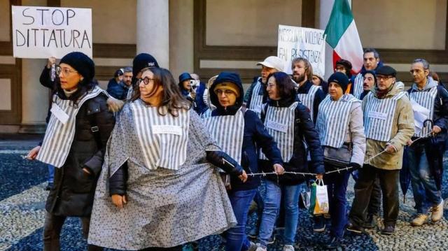 Novara, No Green pass vestiti da ebrei: sospesa l'infermiera ideatrice del corteo
