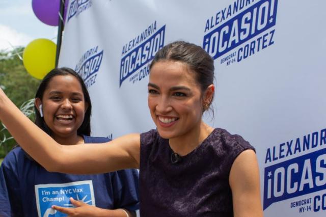 CoP26 di Glasgow, Alexandria Ocasio-Cortez ruba la scena a Nancy Pelosi