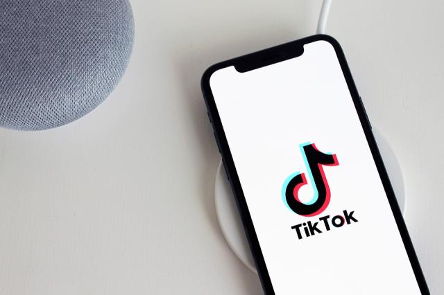 TikTok: ragazza salvata dalla polizia dopo aver usato un segnale di soccorso