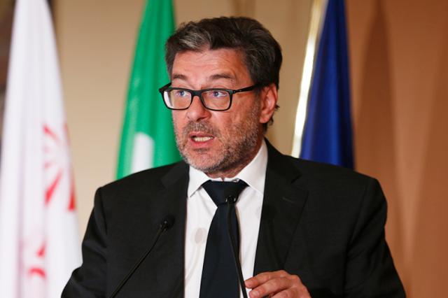 Dazn, il ministro Giorgetti convoca la piattaforma per "fare chiarezza"