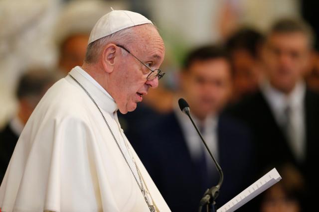 Assisi, Papa Francesco incontra i poveri: "Rimboccarsi le maniche per restituire dignit&agrave;"