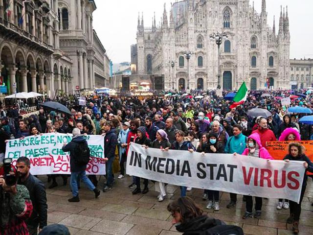 Perquisizioni tra i No Green pass, indagati per minacce ai giornalisti