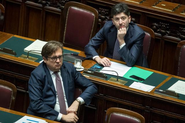 Covid, Speranza: "Curare anche chi non si vaccina". Sileri: "Natale libero"