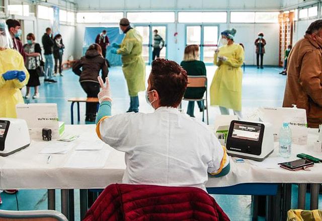 Covid, stretta natalizia del governo: durata ridotta per Green pass e tamponi