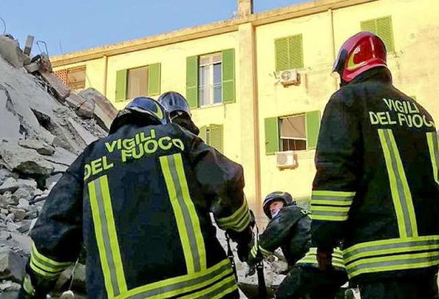 Crolla una palazzina a Caserta, probabile fuga di gas: due anziani sotto le macerie