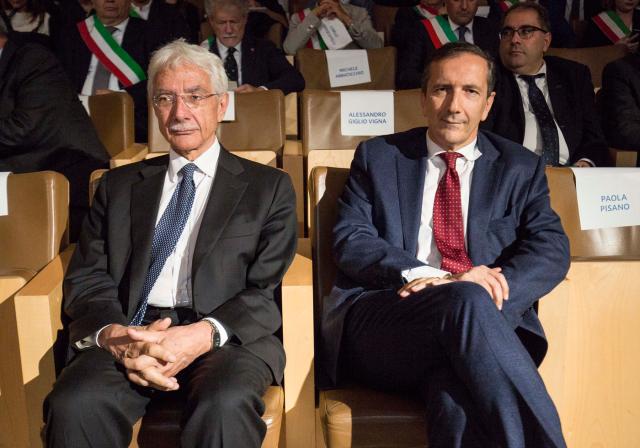 Tim, il momento della verit&agrave;. "Sul tavolo del Cda un'offerta del fondo Kkr". Vivendi: "Nessuna alternativa"