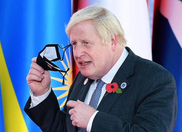 Covid, Boris Johnson ultimo baluardo di razionalit&agrave;: "Non c'&egrave; motivo di introdurre restrizioni"