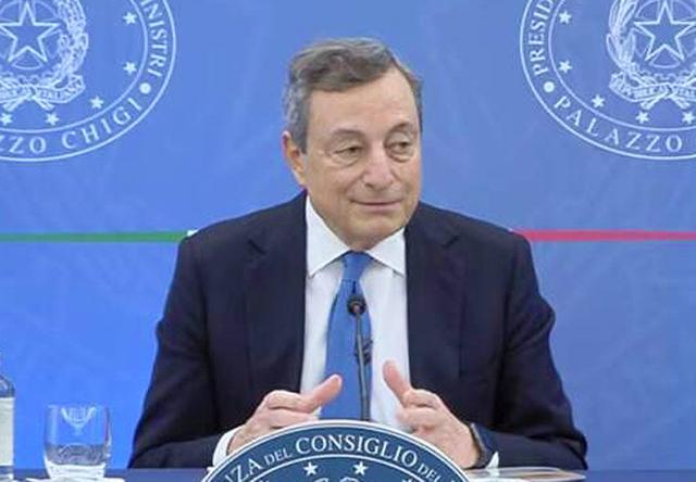 Super Green pass, Draghi spacca il Paese: "I non vaccinati tornino a far parte della societ&agrave;"