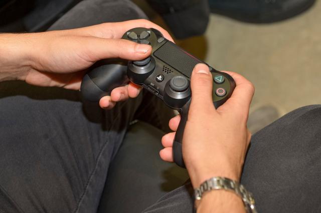Torino, rumori molesti del figlio 30enne alla PlayStation, la vicina 60enne: "Urla e bestemmia fino all&rsquo;alba", poi accoltella la madre di lui