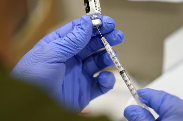 Variante sudafricana, per aggiornare il vaccino Pfizer ci vorranno 100 giorni