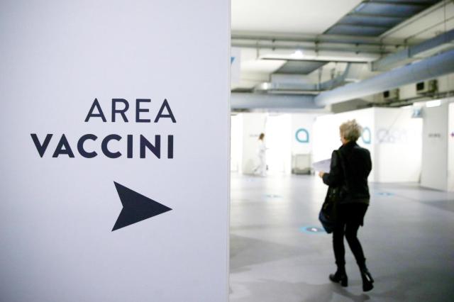 Omicron, la nuova variante Covid &egrave; un business di miliardi