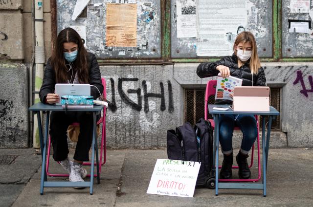Protesta contro la Dad davanti alla scuola media Calvino di Torino, 2020