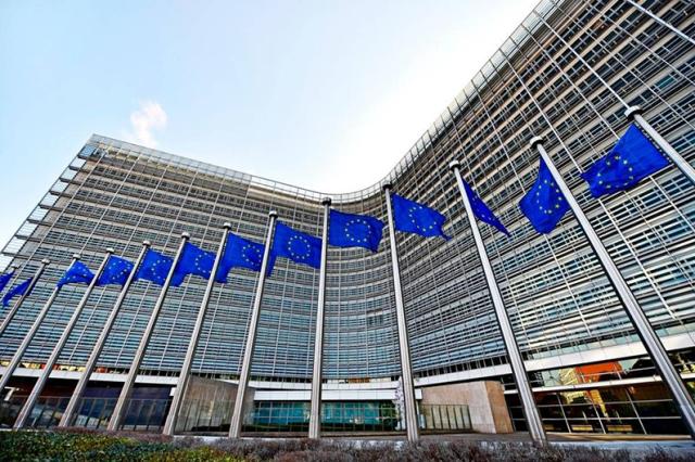 L'Ue fa marcia indietro sul Natale dopo le polemiche: "Documento non ancora maturo"