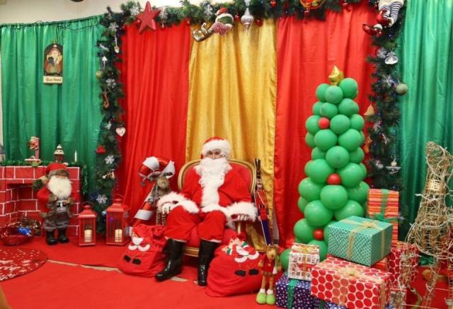 Palloncini per decorare l&rsquo;albero di Natale, l'idea low cost che impazza sul web