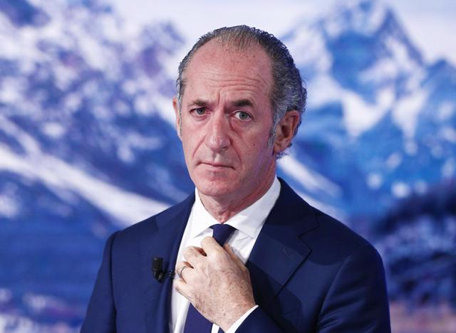 Niente tamponi ai no vax in Veneto, la stretta di Zaia per carenza di personale