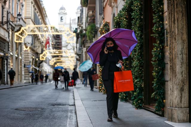 Natale 2021, Confcommercio: "Consumi in calo. Anticipare il taglio delle tasse"