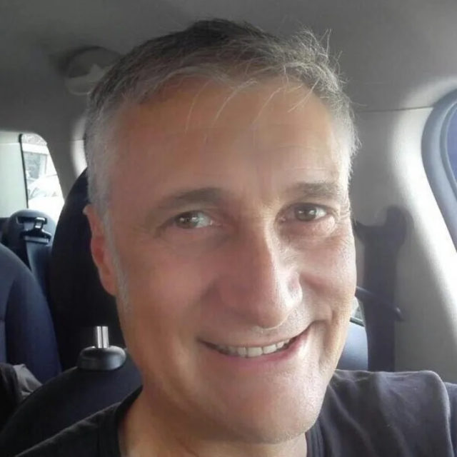 Guido Russo, l'odontoiatra no vax che si &egrave; presentato al centro vaccinale con un braccio in silicone