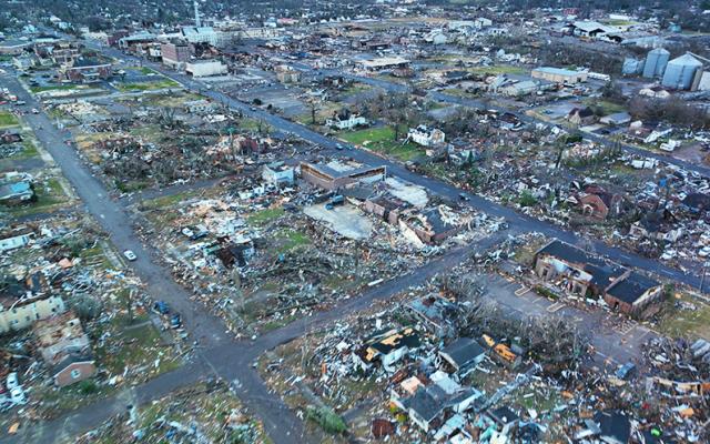Usa, tornado si abbatte sullo stato del Kentucky: si temono almeno 100 morti