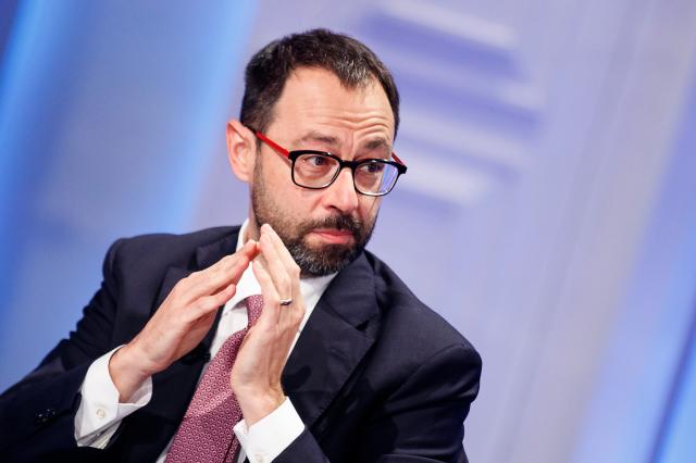 Quirinale, Patuanelli spegne i sogni di Berlusconi: "M5s non lo appogger&agrave;"