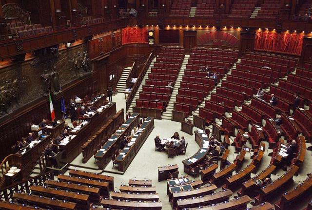 Suicidio assistito, una Camera deserta accoglie la discussione del ddl: "Rinviata ad altra seduta"