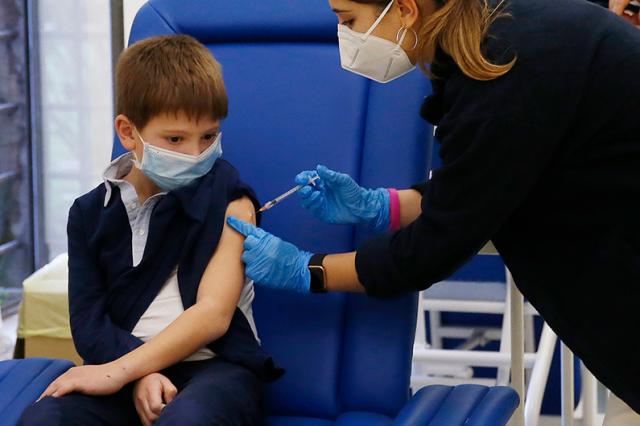 Vaccino, via alla somministrazione ai primi cinque bambini a Roma: previste oggi mille inoculazioni nel Lazio