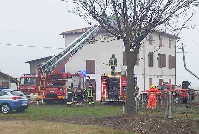 Modena, aereo ultraleggero caduto oggi su una casa ad Albareto