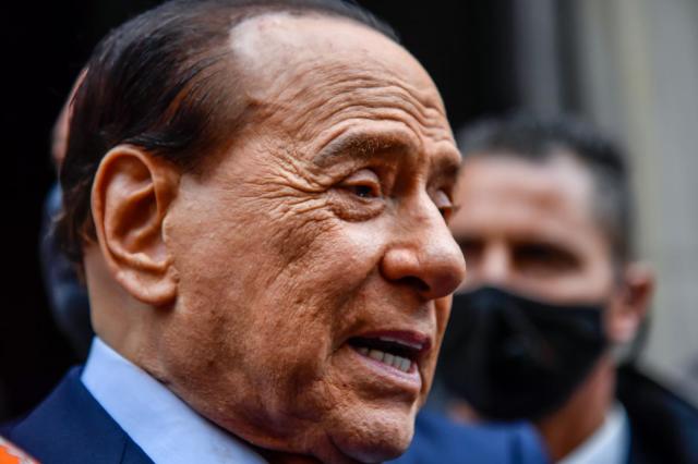 Quirinale, Berlusconi blocca Draghi per sognare ancora il Colle: "Il Premier rimanga alla guida di questo Governo di successo"