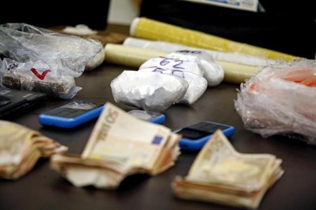 Ascoli Piceno, spacciatore 20enne trovato con oltre 3 kg di droga e bilancino