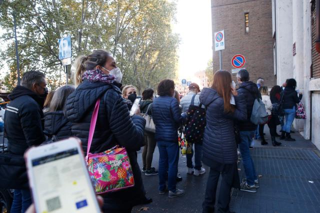 Tamponi rapidi in farmacia, corsa a fare il test per Natale: &egrave; caos in tutta Italia