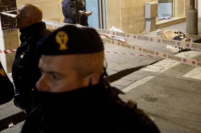 Napoli, rapina in pescheria finisce male: rapinatori uccidono titolare