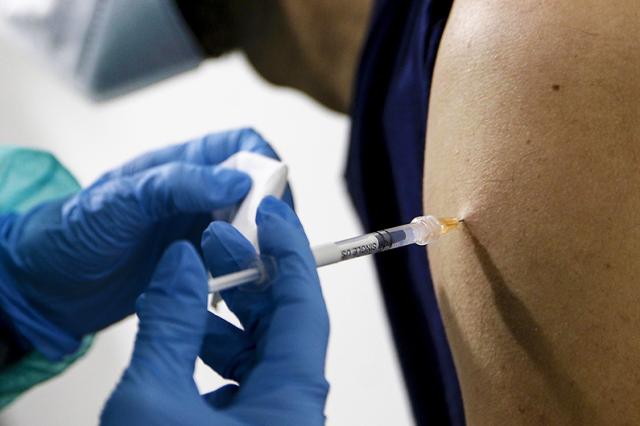 Terza dose estesa ai giovani di 16 e 17 anni, limite a 12 anni per i soggetti fragili