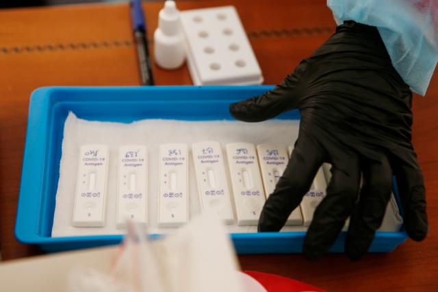 Variante Omicron, pronto il tampone che d&agrave; il risultato in sole 4 ore 