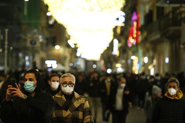 Covid, curva in continua crescita: 54.762 contagi al 25 dicembre