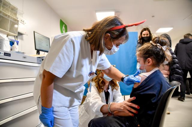 Vaccino Covid, prime conferme su quarta dose: si far&agrave; anche in Italia 