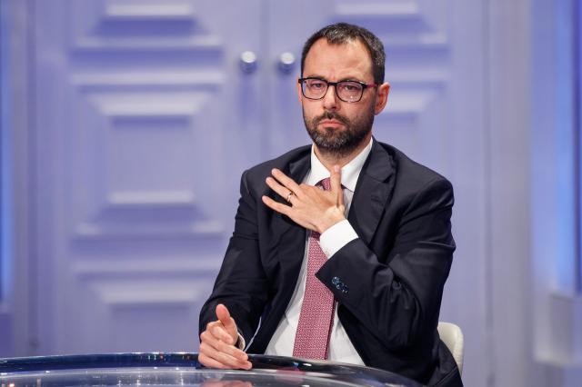 Stefano Patuanelli minacciato di morte: busta con polvere bianca e intimidazioni