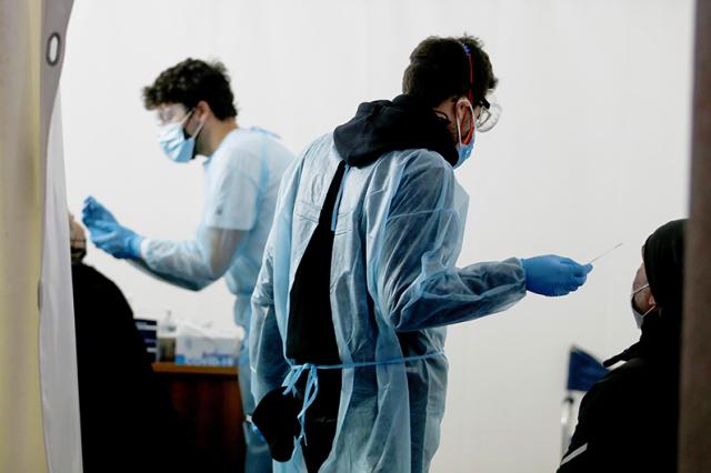 Caos tamponi, al San Carlo sistemi informatici in tilt: centinaia di persone in coda